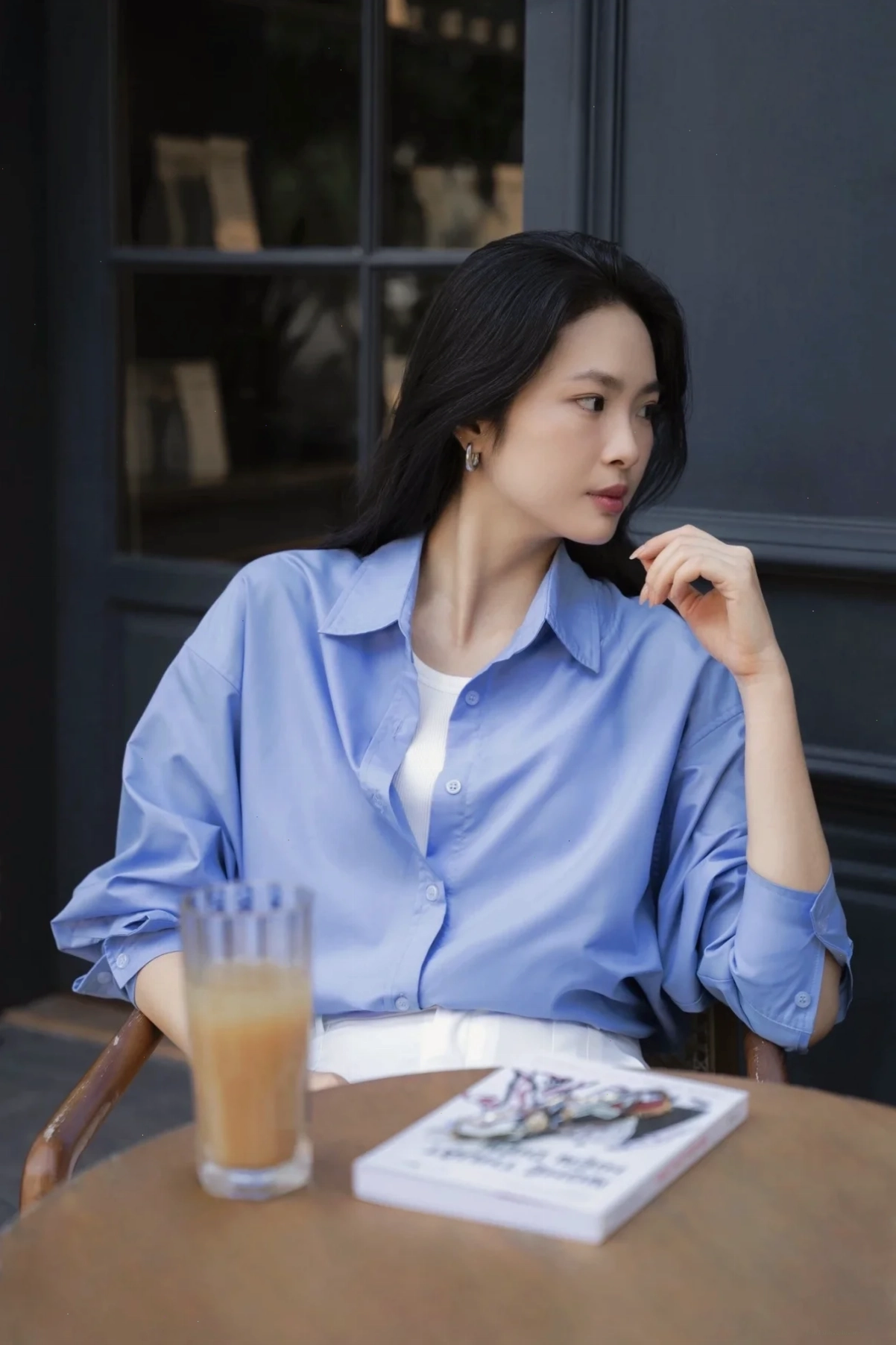 con gái mặc áo sơ mi trắng nổi bật