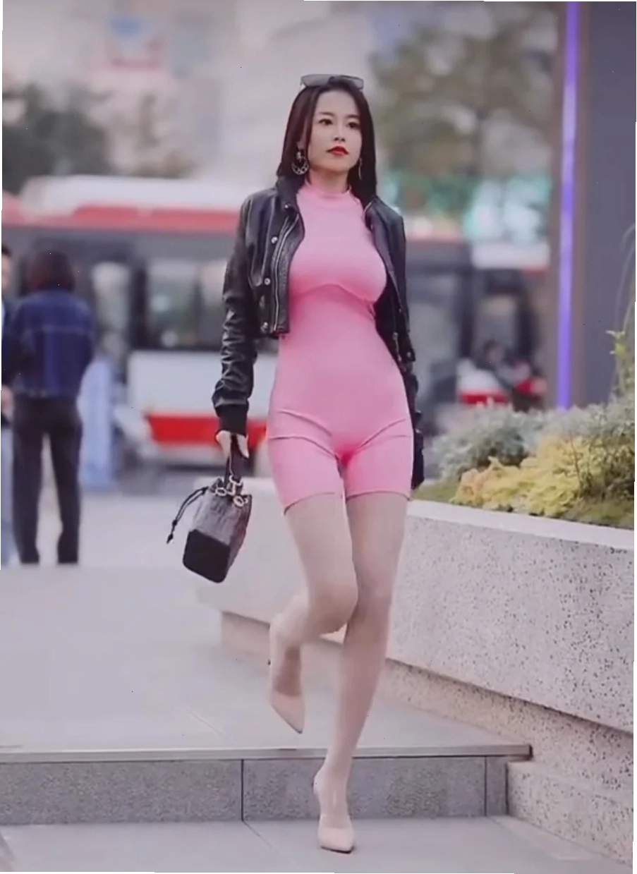 con gái mặc áo thun cổ tròn