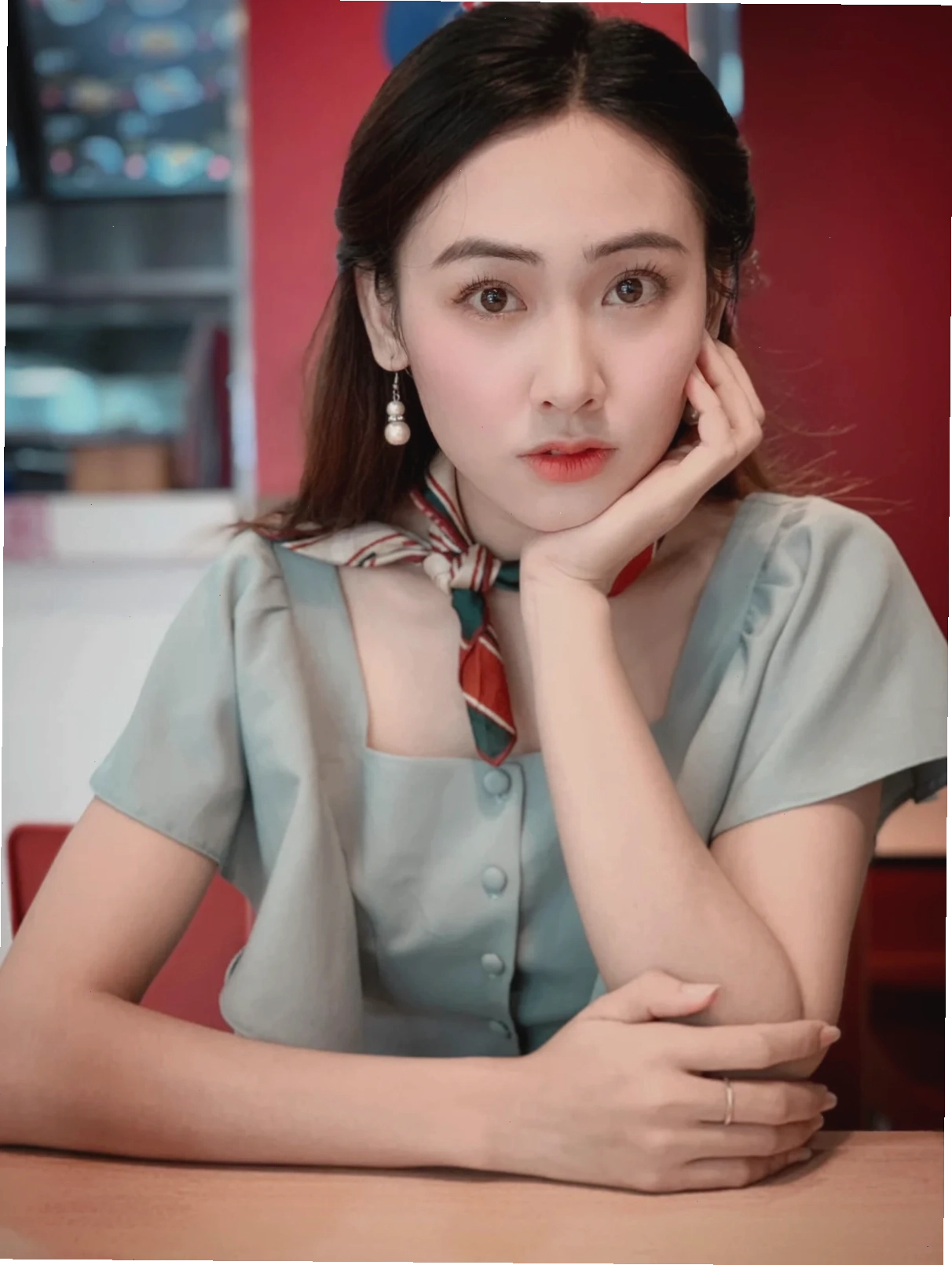 Con gái mặc áo vest cá tính