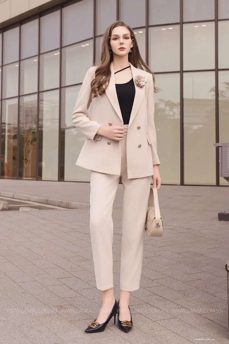 Con gái mặc áo vest thanh lịch