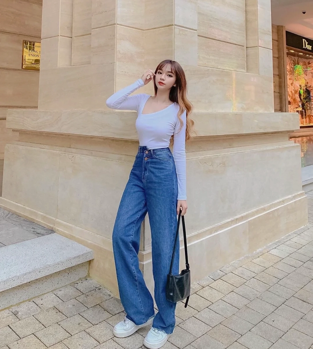 con gái mặc đồ cổ chữ V