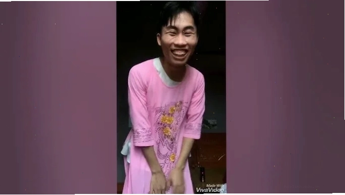 con gái mặc đồ giống con trai áo phông
