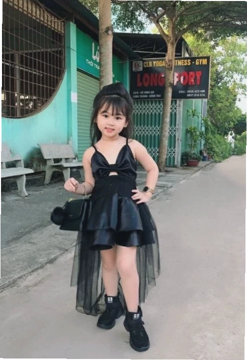 con gái mặc đồ giống con trai dáng đi