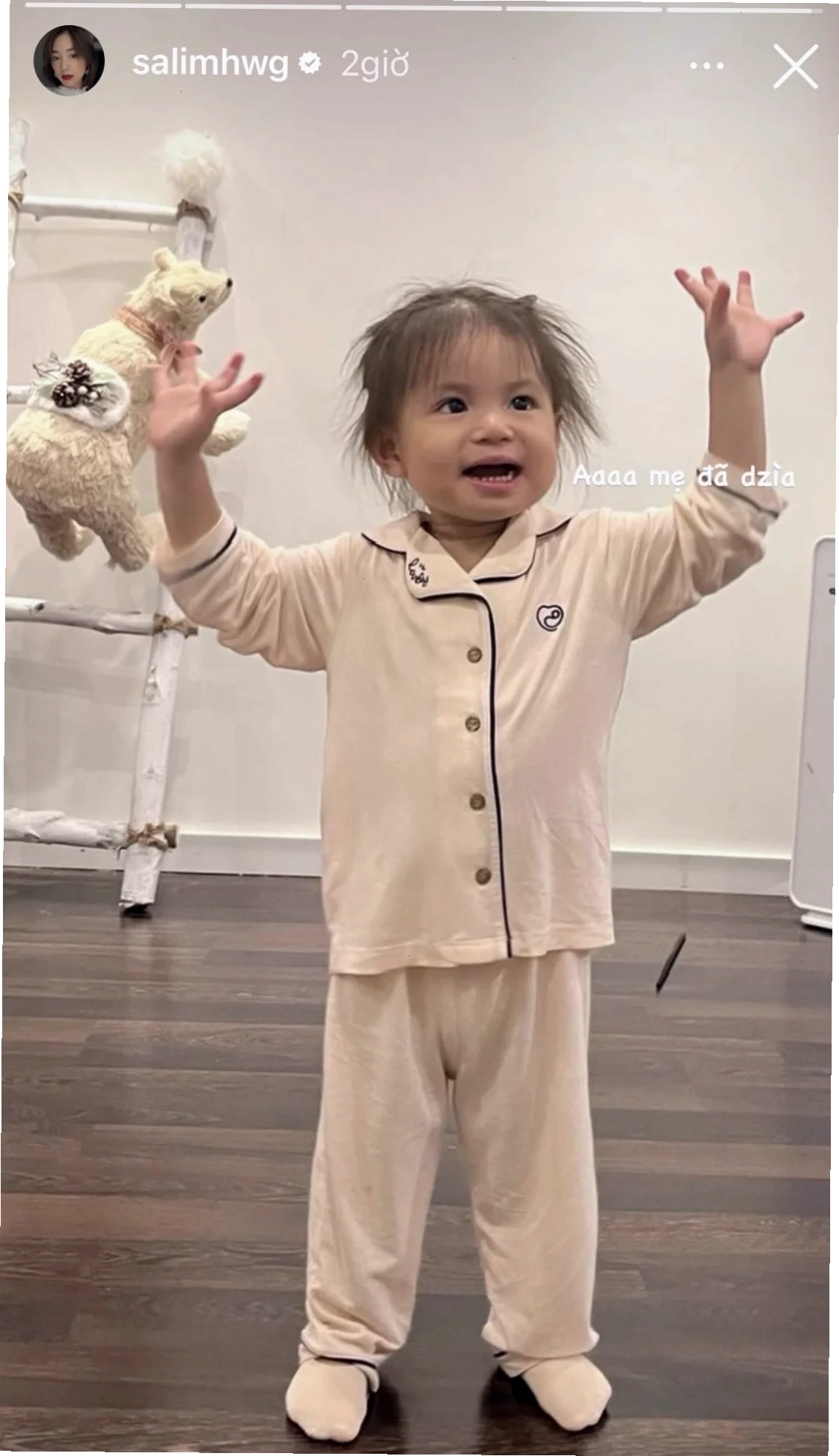 con gái mặc đồ giống con trai sơ mi trắng