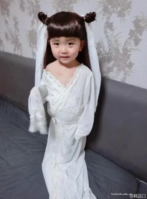 con gái mặc đồ giống con trai với áo phông