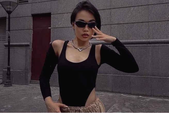 con gái mặc đồ ngầu cùng áo tanktop