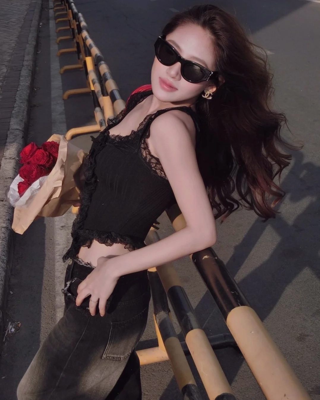 con gái mặc đồ ngầu cùng phụ kiện