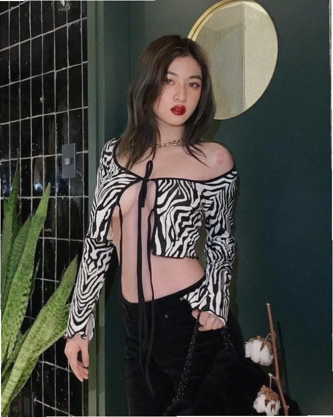 con gái mặc đồ ngầu cùng túi đeo vai