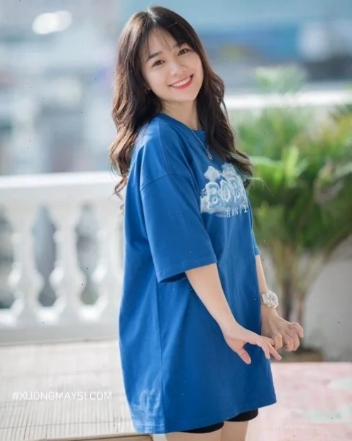 con gái mặc đồ ngầu phối túi tote