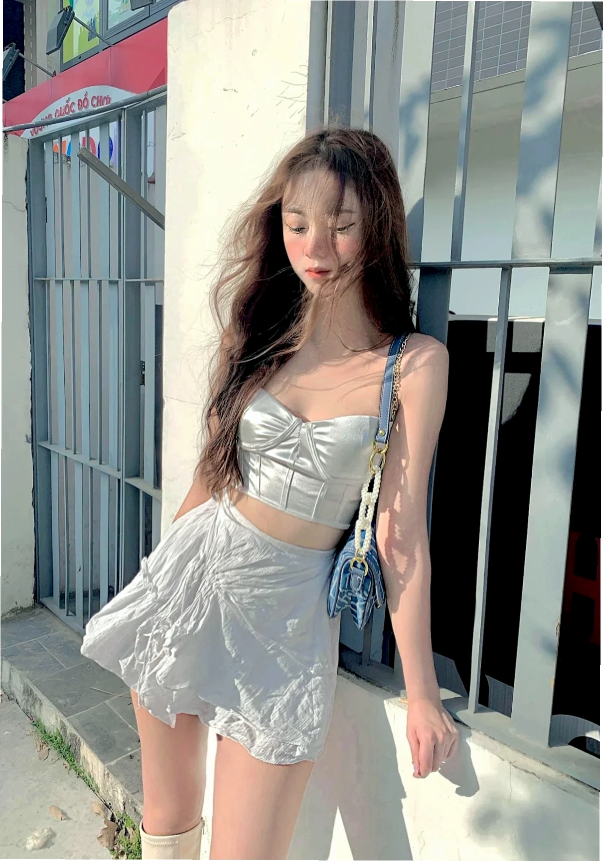 con gái mặc đồ ngầu với áo croptop