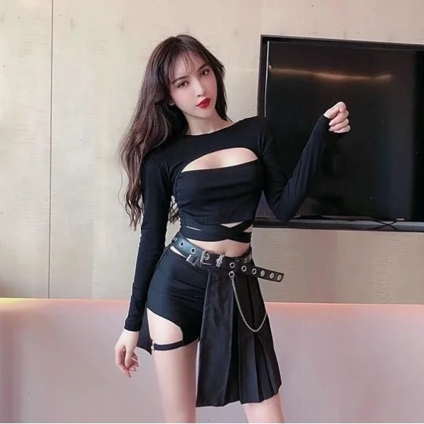 con gái mặc đồ ngầu với phong cách bụi bặm