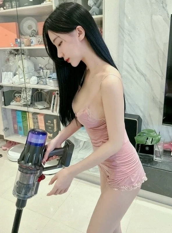 con gái mặc đồ ngầu với quần tây