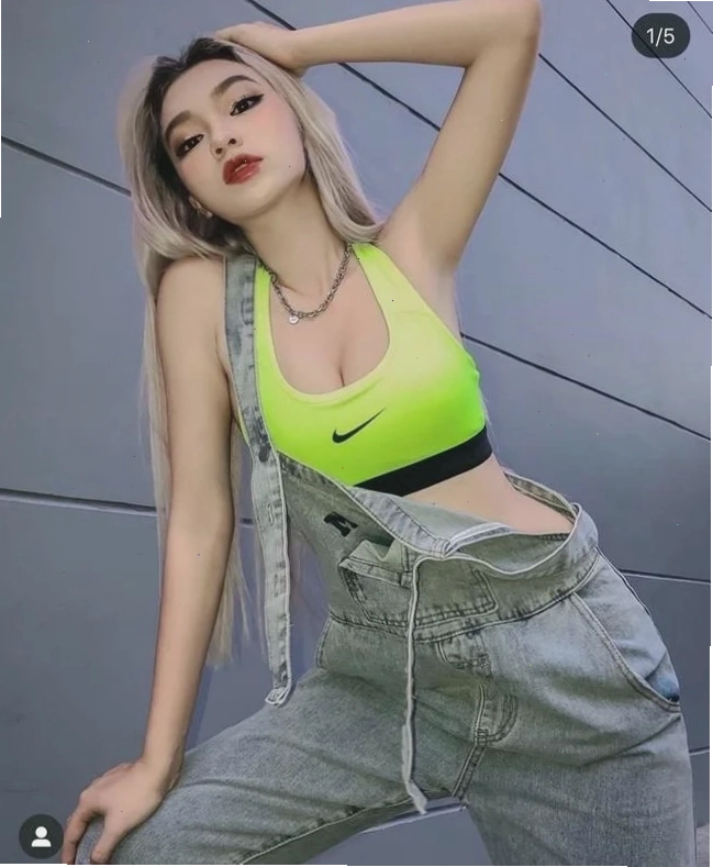 con gái mặc đồ ngầu với quần thể thao