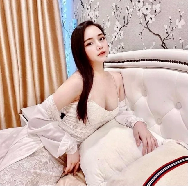 con gái mặc đồ ngầu với váy hoa
