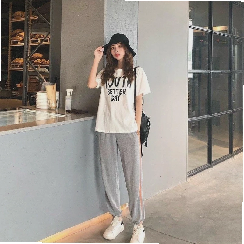 con gái mặc đồ rộng mix cùng giày thể thao