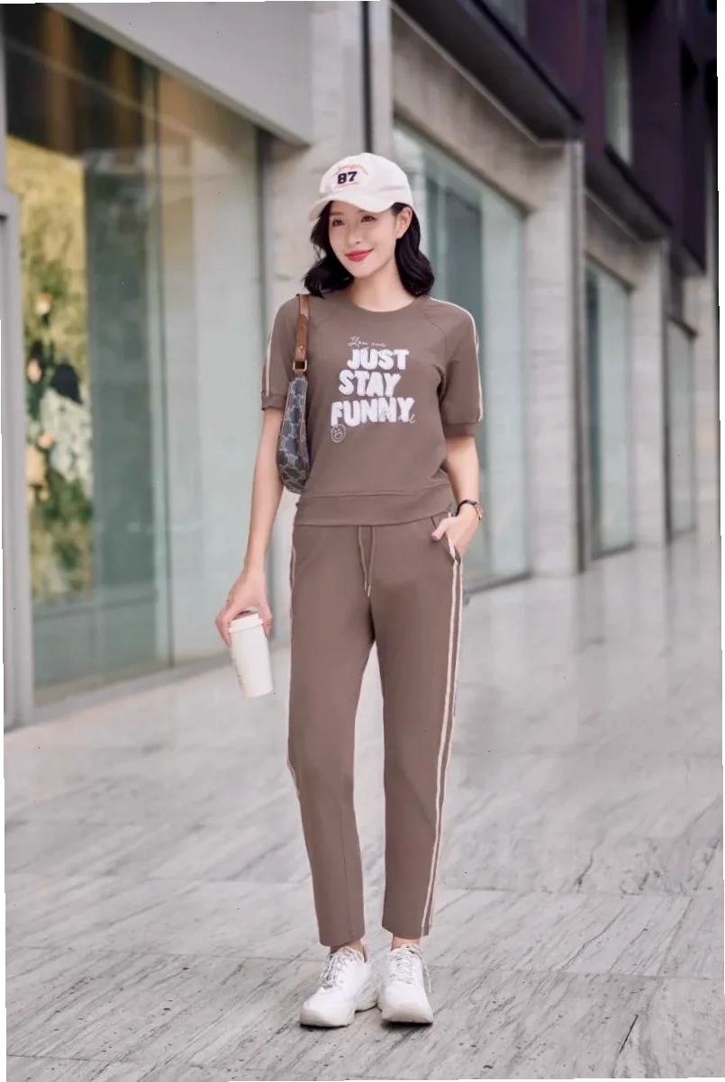 con gái mặc đồ thể thao bóng đá