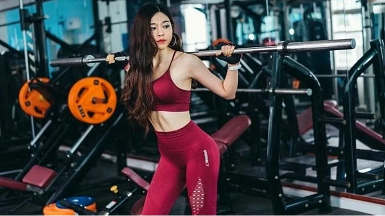 con gái mặc đồ thể thao chất liệu lưới