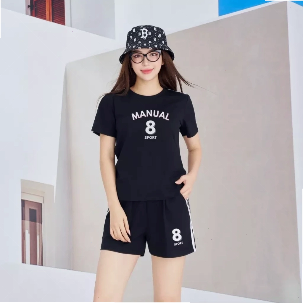 con gái mặc đồ thể thao chuyên dụng