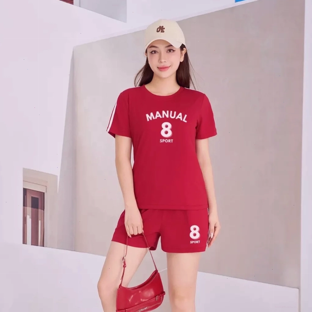 con gái mặc đồ thể thao cùng tai nghe
