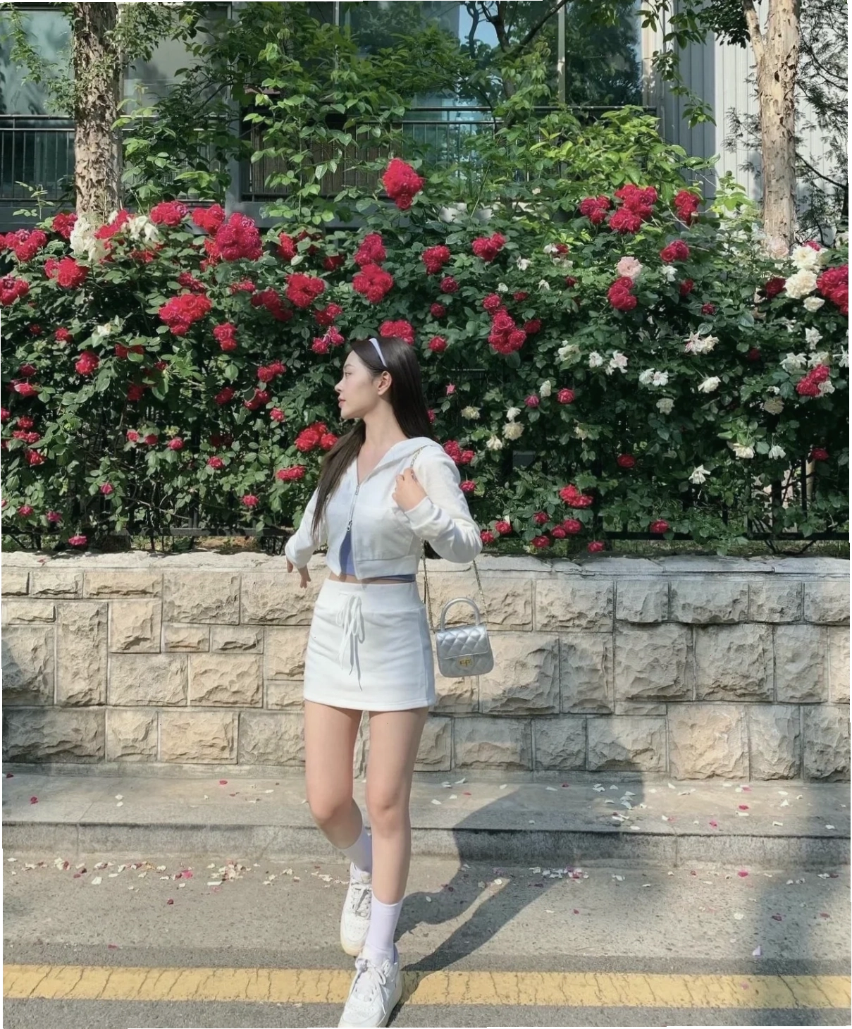 con gái mặc đồ thể thao cùng túi tập