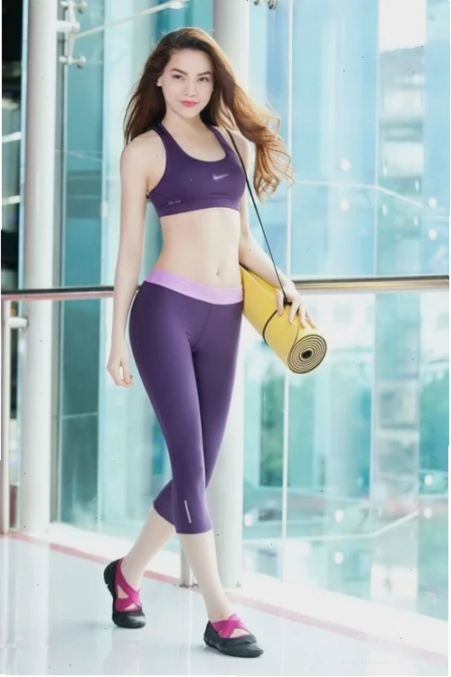 con gái mặc đồ thể thao họa tiết