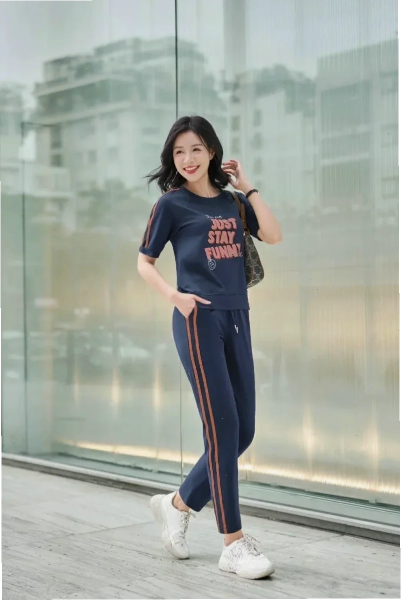 con gái mặc đồ thể thao kết hợp quần legging