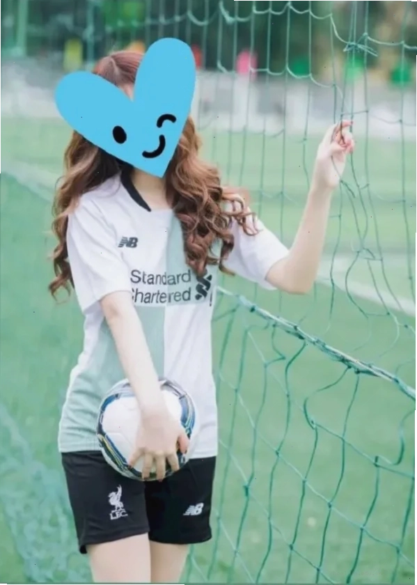 con gái mặc đồ thể thao màu cam