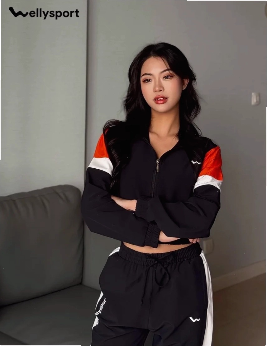 con gái mặc đồ thể thao màu hồng
