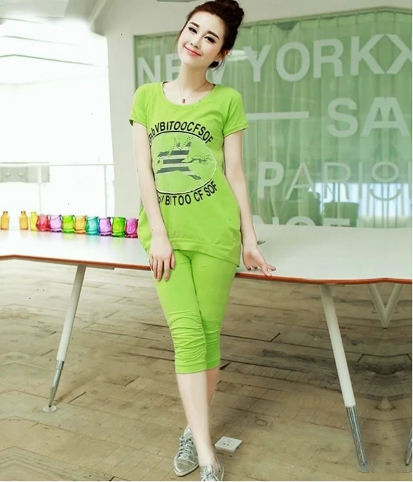 con gái mặc đồ thể thao màu trắng