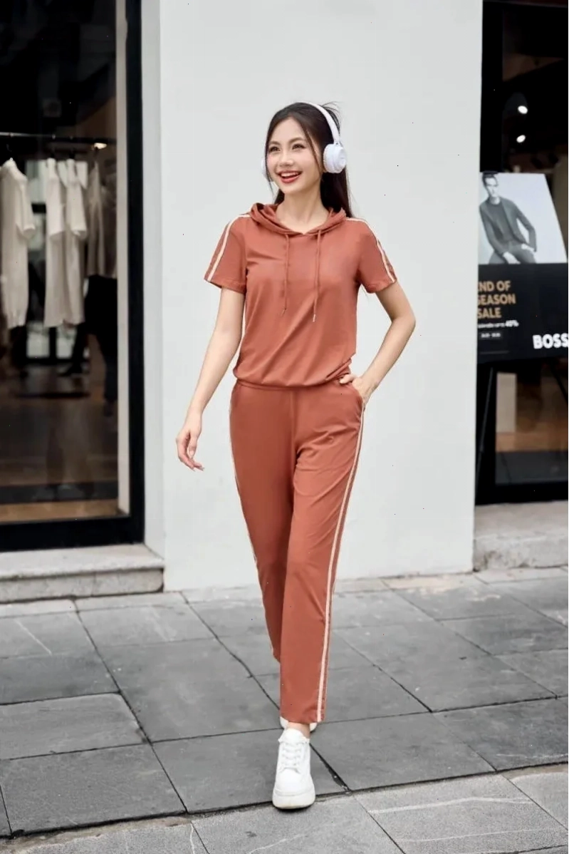 con gái mặc đồ thể thao mùa hè