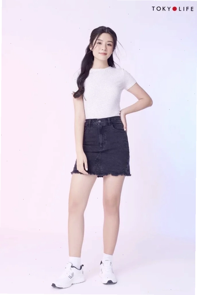 con gái mặc đồ thể thao phối cùng áo khoác