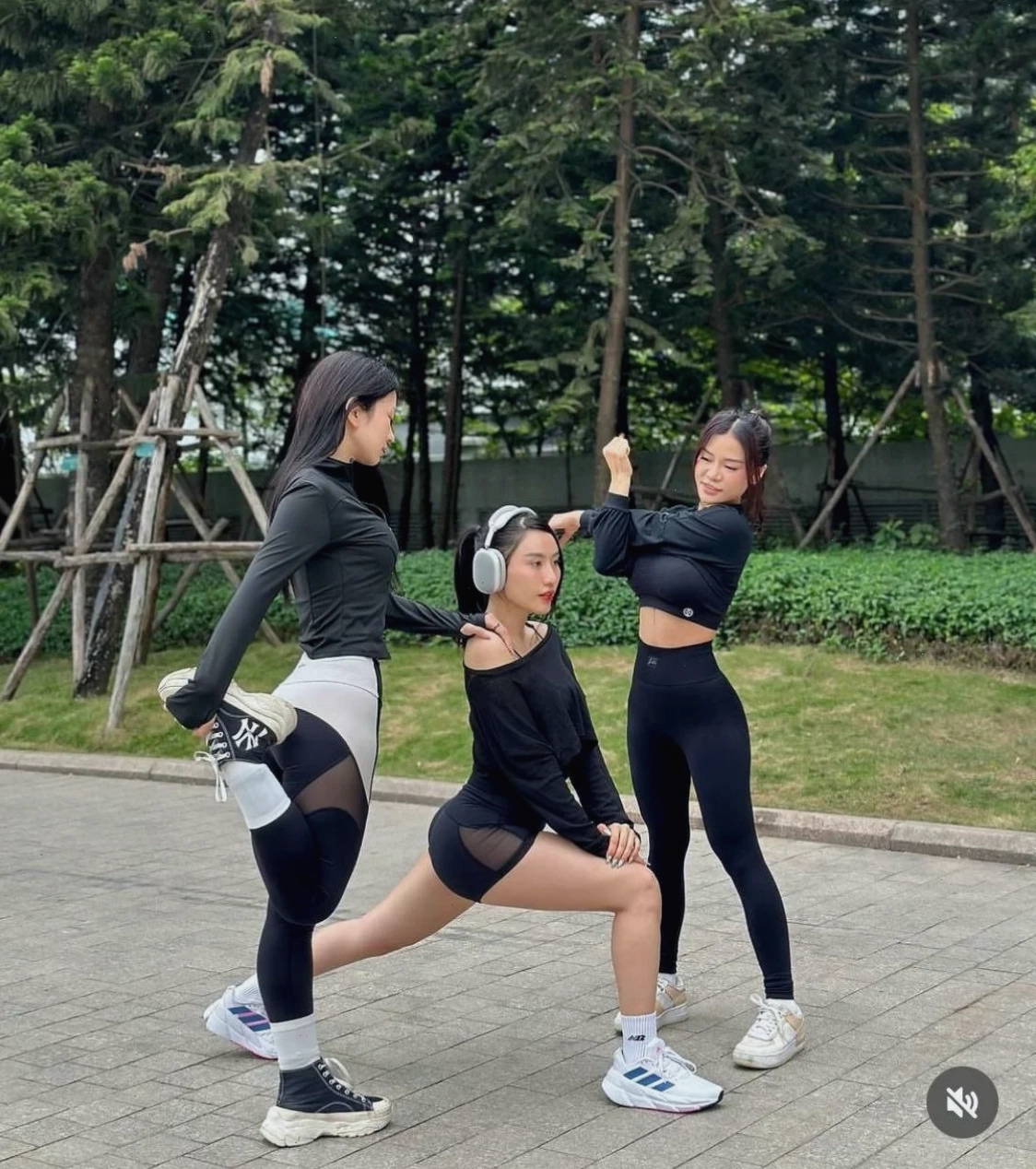 con gái mặc đồ thể thao phối dây chuyền