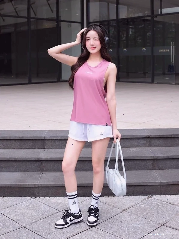 con gái mặc đồ thể thao phối tất cao cổ