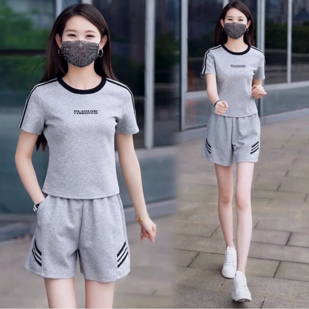 con gái mặc đồ thể thao tập nhảy