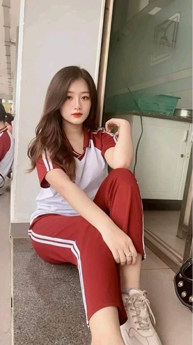 con gái mặc đồ thể thao với áo thun năng động