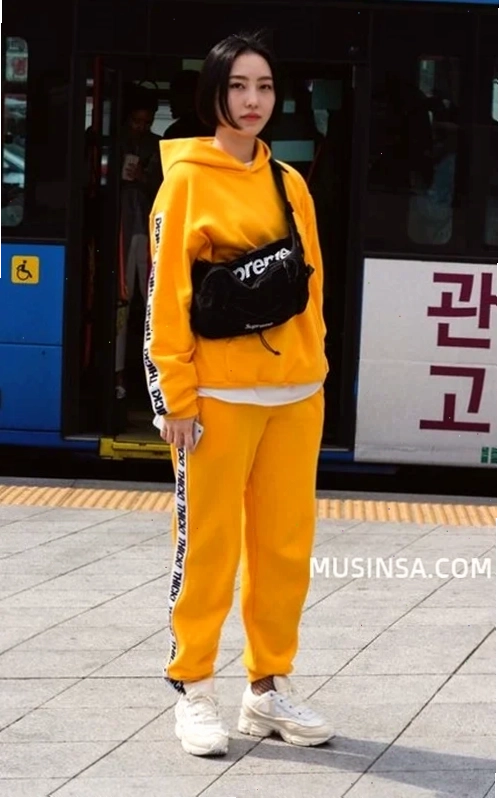 Con gái mặc hoodie chất liệu nỉ dày