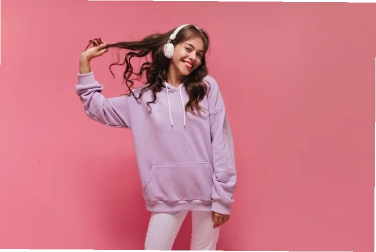 Con gái mặc hoodie cùng áo khoác da