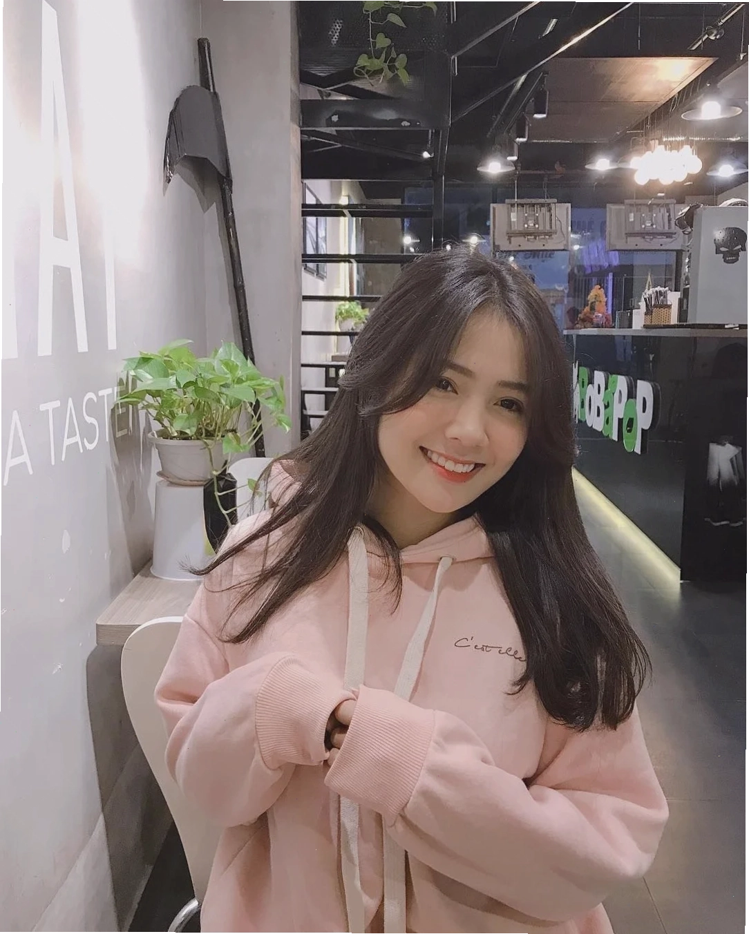 Con gái mặc hoodie cùng dây chuyền bạc