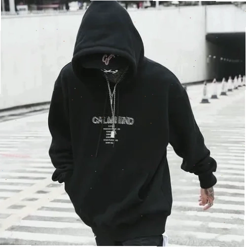 Con gái mặc hoodie dạo phố