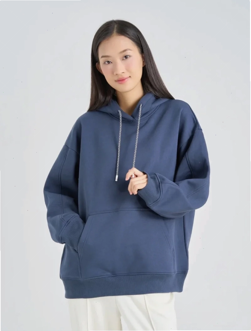 Con gái mặc hoodie đi cafe
