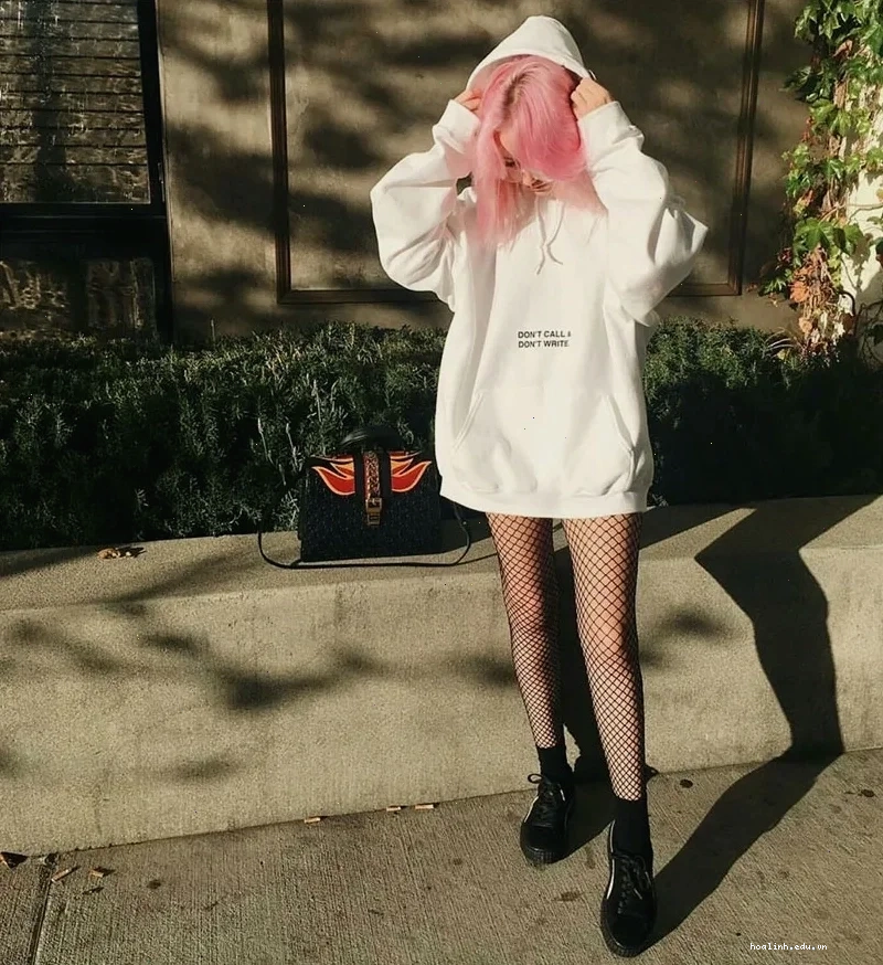 Con gái mặc hoodie đi du lịch