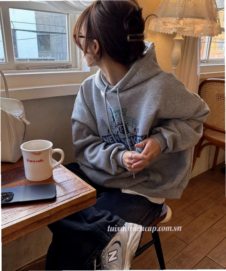 Con gái mặc hoodie khoe cá tính