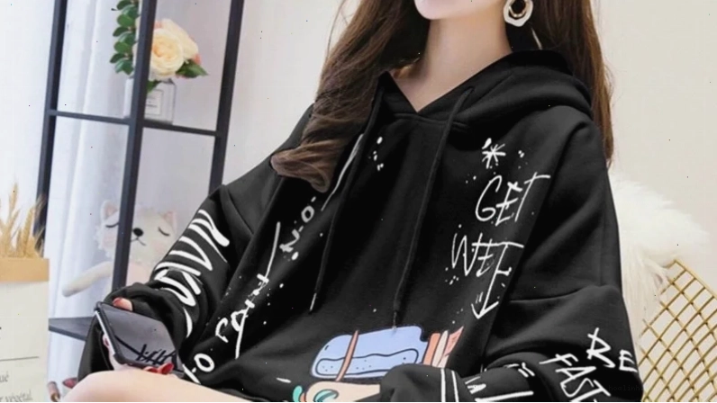 Con gái mặc hoodie mix khăn len