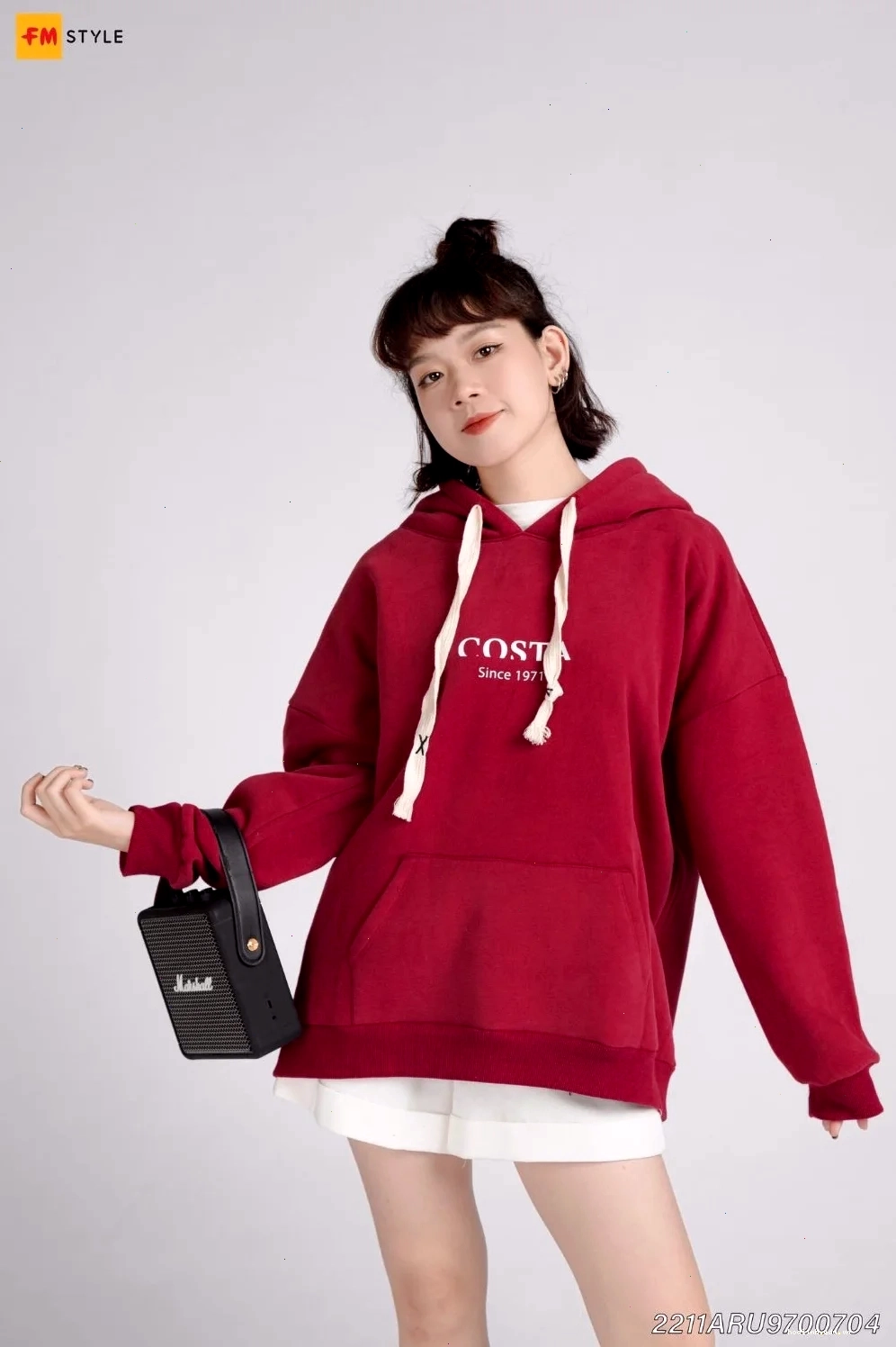 Con gái mặc hoodie phối áo khoác