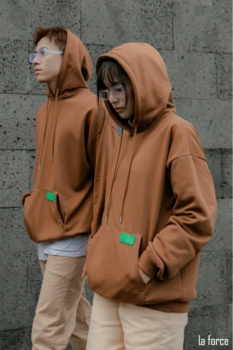 Con gái mặc hoodie phối cùng chân váy xếp ly