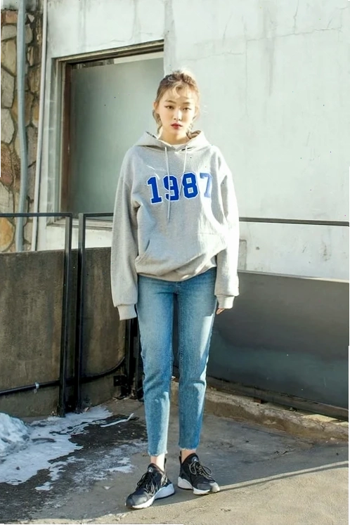 Con gái mặc hoodie phối cùng quần short