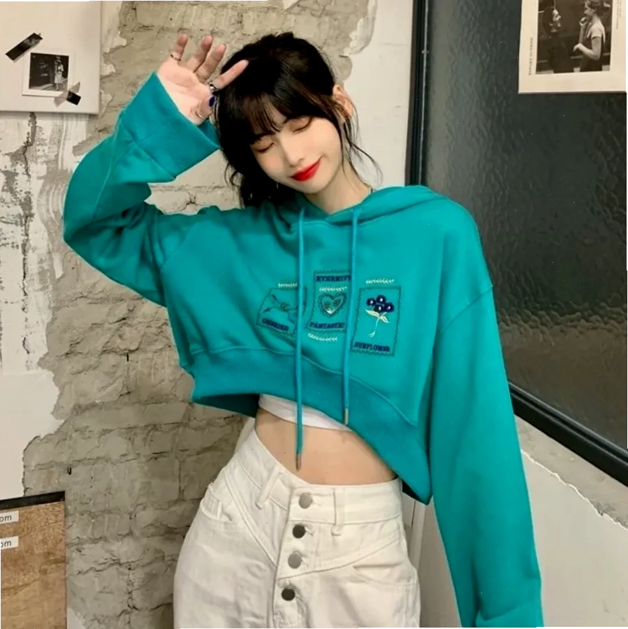 Con gái mặc hoodie phối phụ kiện