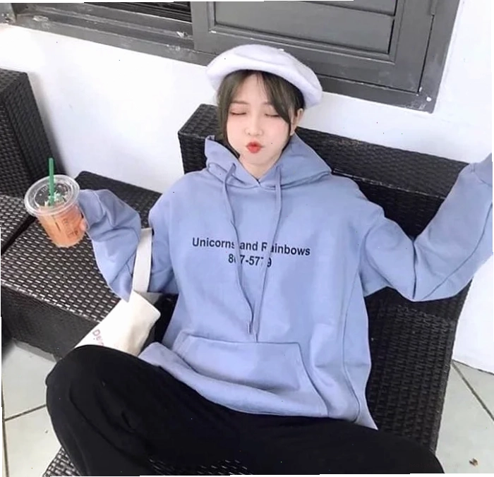 Con gái mặc hoodie phối tất cao cổ