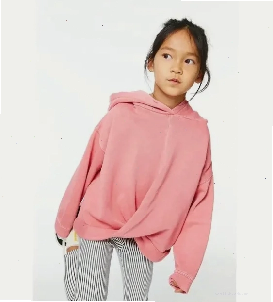 Con gái mặc hoodie phong cách tối giản