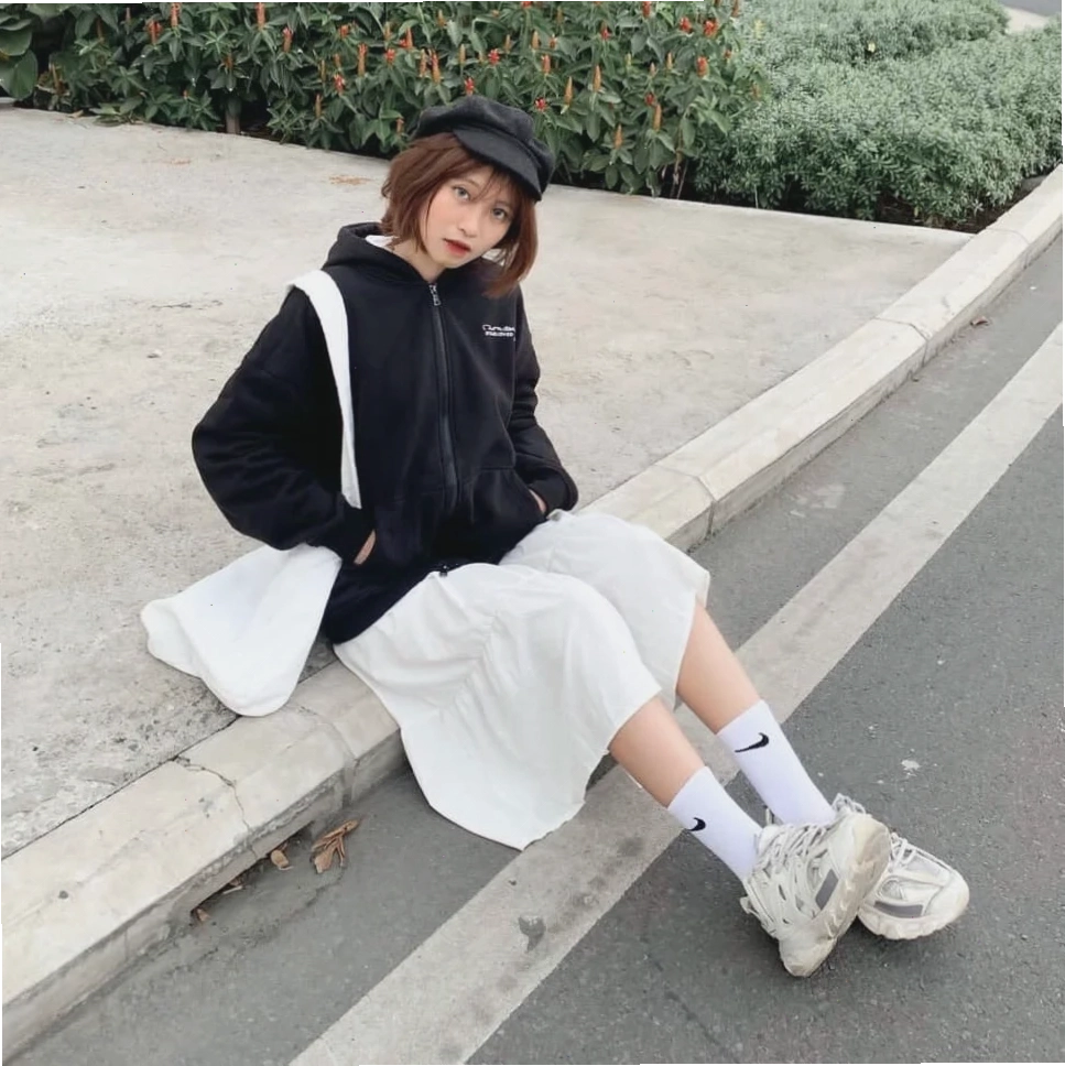 Con gái mặc hoodie tập gym